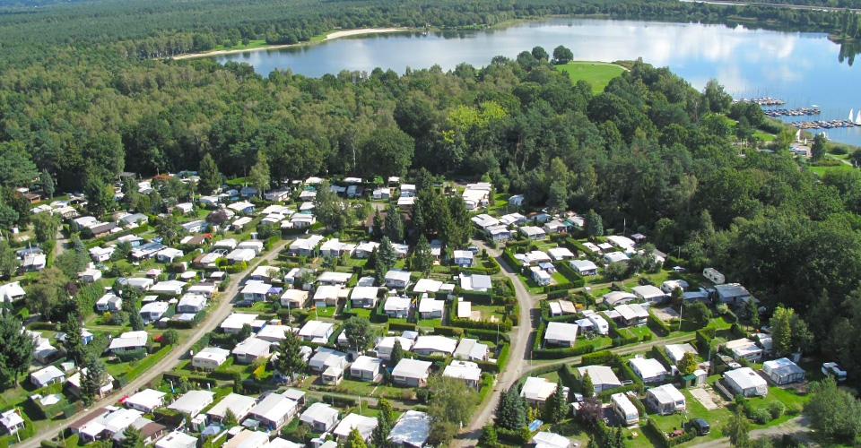 Luftaufnahme des Campingplatzes mit Zelten und Wohnwagen.